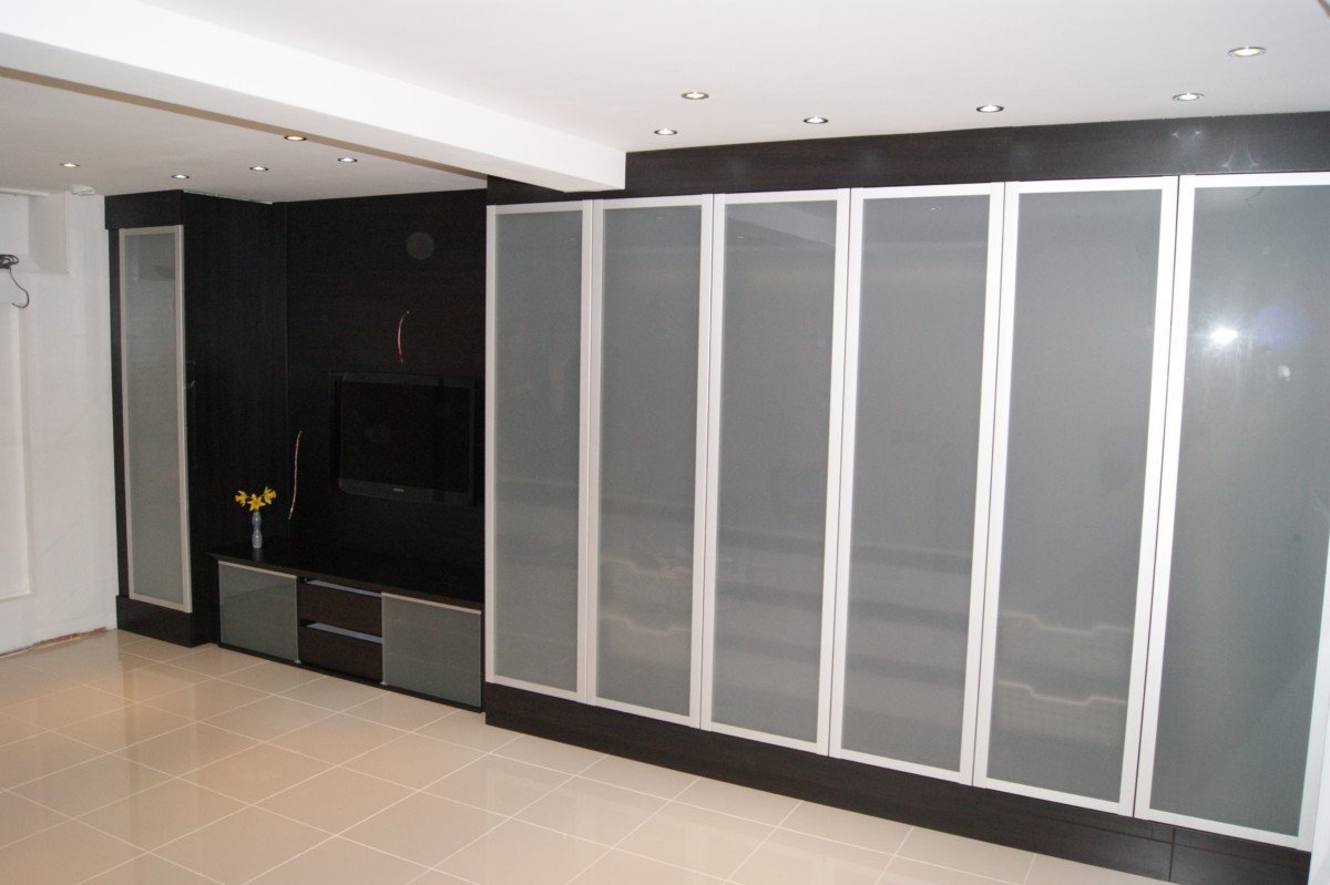 Leytonstone living room with bespoke fitted media wall in dark walnut, KRAMAN Ltd carpentry